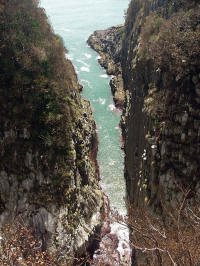 高さ70mの柱状節理の断崖絶壁
