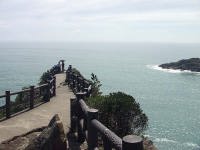 岬の突端付近が馬の背の由来となった岩場