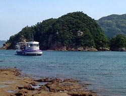 島の間を行く水中観光船「なんごう」