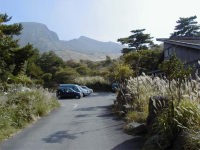 駐車場入り口から見た韓国岳の眺望