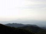 霧島連山方面の眺望。薄い雲がかかり残念。真ん中に見えるのが高千穂峰、その右が韓国岳、夷守岳です。夕方逆光になるので見えにくいです。