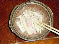 マヨネーズ・味噌砂糖を加えてウドを入れる