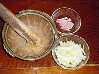 胡麻を擂り鉢で擂る