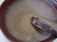 ごまを擂り調味料を加えて胡麻酢を作る