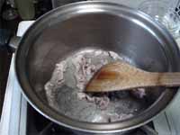 油で肉を炒める