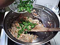 調味料を入れ最後にニラを入れて水気が無くなるまで炒める