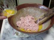 卵を入れて摺る