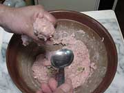 手でだんごを作り、スプーンで取って揚げる