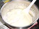 粉を加えてゴムヘラで混ぜ、牛乳・バターを加えて混ぜる