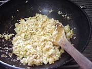 ご飯を炒めて塩胡椒をする