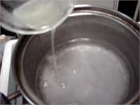 ゼラチンは分量の水を入れて混ぜる