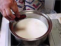 牛乳を加えた後アーモンドエッセンスを数滴加える