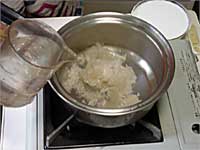 寒天は絞って分量の水で溶かす