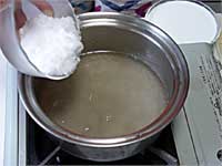 寒天が溶けてから砂糖を加える