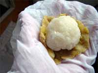 ご飯(おにぎり)を真ん中に置き丸める