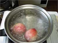 鍋に湯を沸かし桃を入れて直ぐに冷水に写す