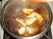 砂糖・濃い口醤油を加えて、生椎茸を煮詰める