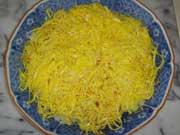 寿司ご飯の上に錦糸卵を振りかけたところ