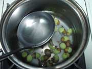 小鍋に水を入れ転がすようにして薄皮を剥く