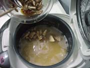 沸騰してきたら素早く松茸を加えて炊く