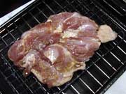 鶏もも肉は網でしっかり焼く