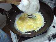 半熟の内にほぐしたご飯を入れる