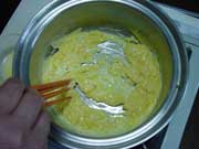 ほぐした卵を一気に入れ4本箸でかき混ぜる