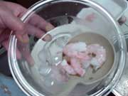 甘エビは沸騰したお湯に通し氷水につける
