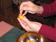 金柑のヘタを切り取った後金柑の反対側に爪楊枝で１０箇所ほど穴を空けます。