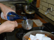 金柑厚底鍋に入れ砂糖と焼酎を加える