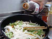 タマネギを入れ、酒・みりん。白出汁で味を付ける
