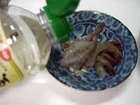 鶏のささみと海老に酒をふる
