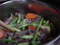 野菜とコンニャクを入れて炒める