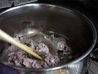 鍋に油を熱し唐辛子と牛肉を炒める
