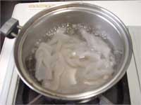 コンニャクはさっと茹でる