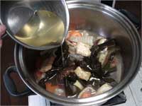 だし汁を入れて20分煮た後、調味料Aを入れてじっくり煮含める