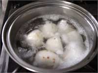 里芋は一度煮こぼす