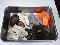 準備の終わった椎茸・竹の子・ゴボウ・コンニャク・昆布・厚揚げ