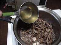 ゼンマイは出汁と調味料Bで煮含める