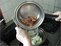 出汁をとった後は濾す