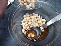 最初に大豆を入れ味をなじませる