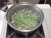 サヤインゲンを塩茹でする