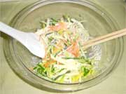かぼちゃと野菜などを混ぜ合わせ、ごまマヨネーズを混ぜる