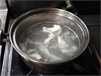 熱湯に入れ冷水にとる