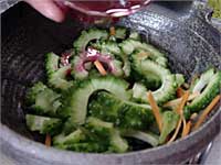器にゴーヤとニンジンを入れる