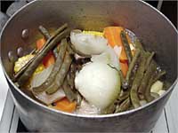 肉と野菜が軟らかくなるまで煮る