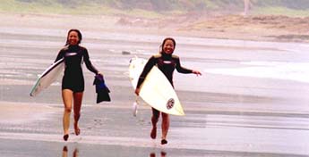 金ヶ浜女性二人が海へ向かって走っている