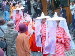 女官達の行列も見物です
