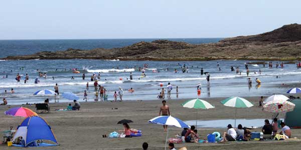 夏のある日の伊勢ヶ浜海水浴場