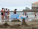 広い砂浜で砂遊び